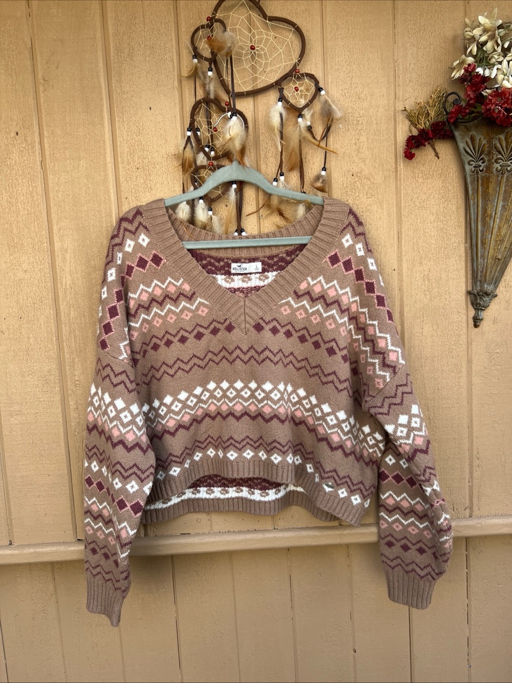Hollister Women's Large V-Neck COZY Slightly Cropped Patterned Pullover Sweater